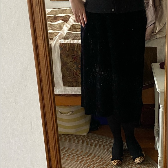 NWOT Handmade black crushed velvet fully lined a-line skirt. Size 8 to 10. - Picture 15 of 17